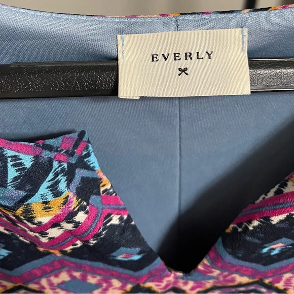 EVERLY-Notch V-Neck Shift Dress Purple Tile Print-Sz.M - Picture 4 of 14